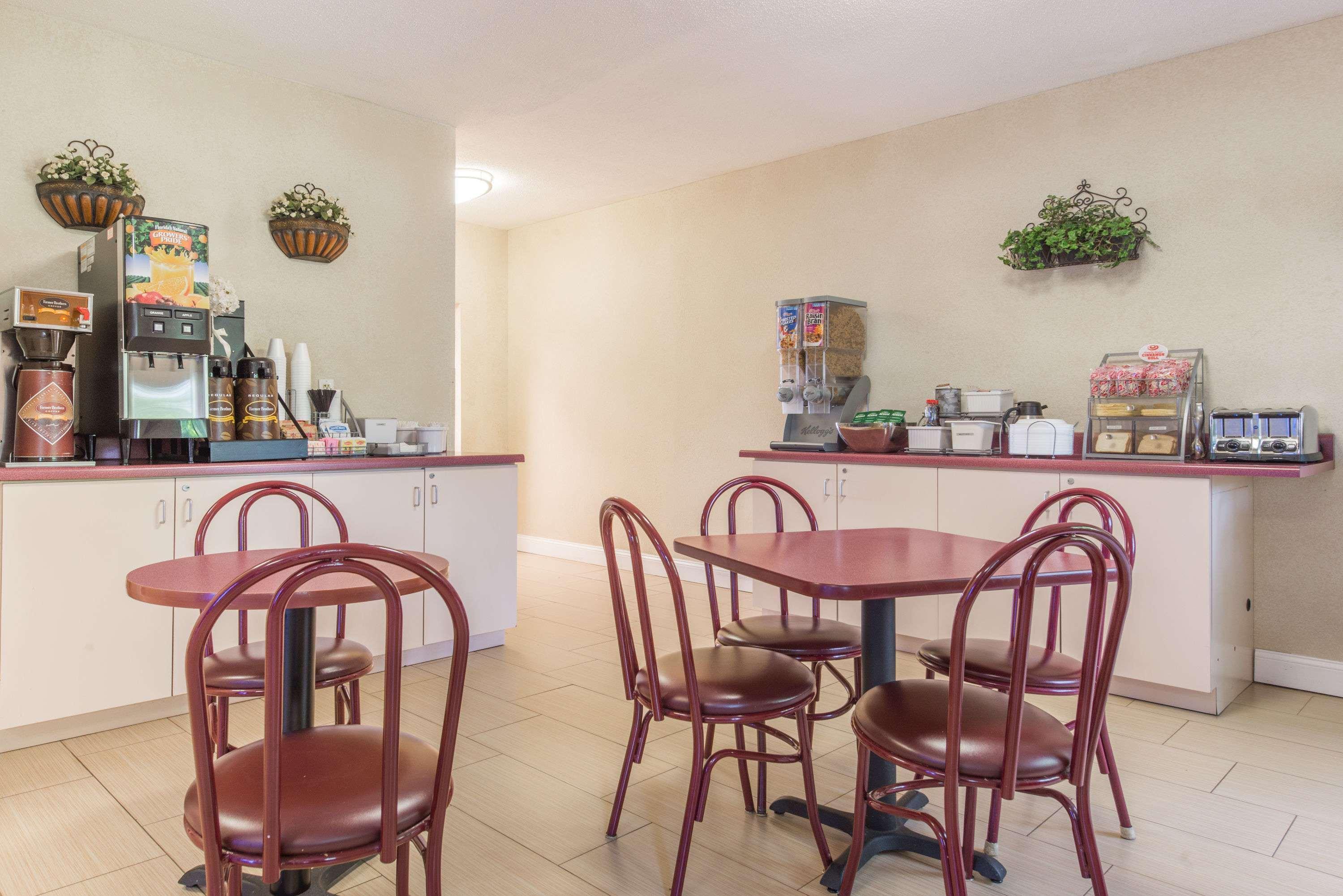מלון Saint Charles Super 8 By Wyndham St Charles מראה חיצוני תמונה