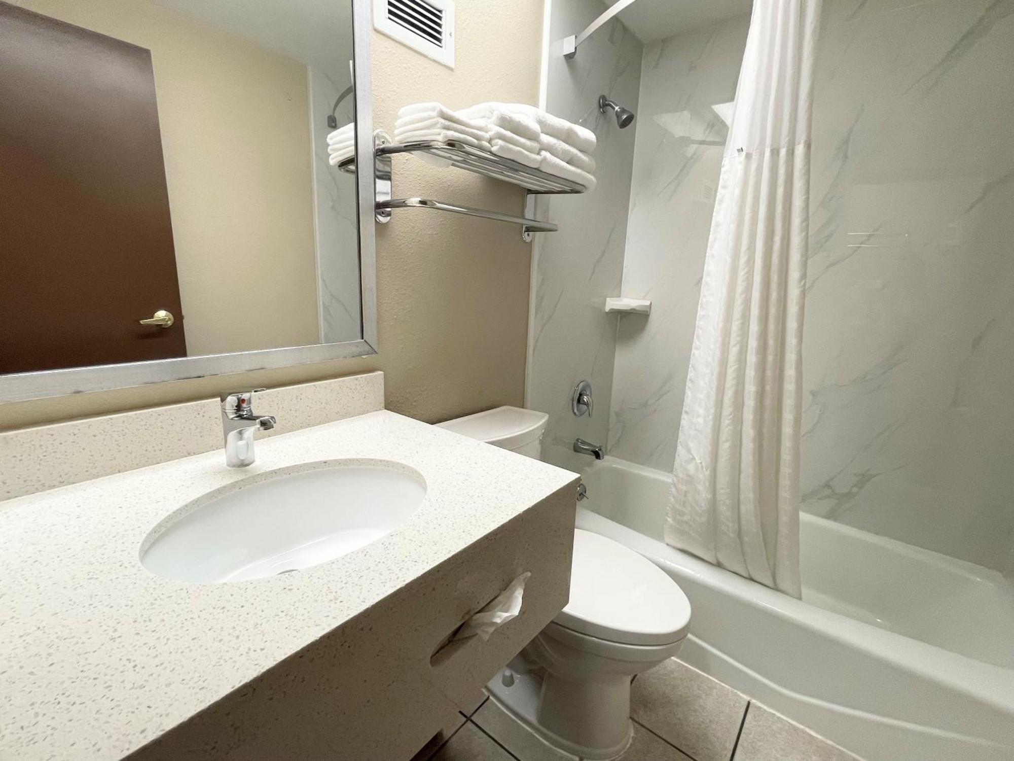 מלון Saint Charles Super 8 By Wyndham St Charles מראה חיצוני תמונה