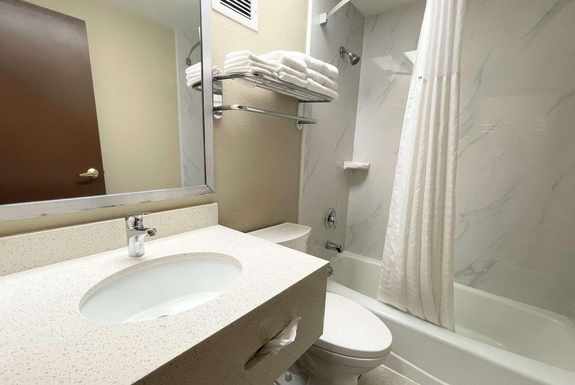 מלון Saint Charles Super 8 By Wyndham St Charles מראה חיצוני תמונה
