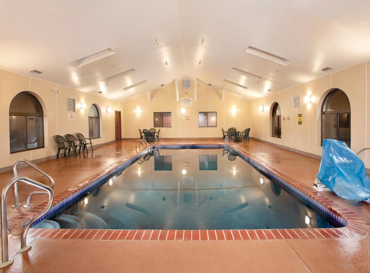 מלון Saint Charles Super 8 By Wyndham St Charles מראה חיצוני תמונה